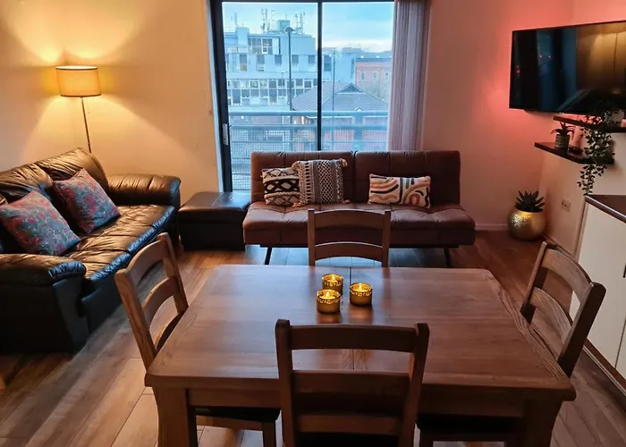 Comfy Salford Apartment 2 Bed 2 Bath & Parking