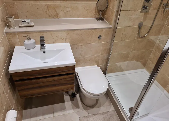 Comfy Salford Apartment 2 Bed 2 Bath & Parking